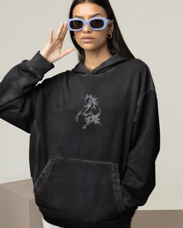 Bluza oversize z kapturem <br>Haftowany Koń <br>Efekt sprania